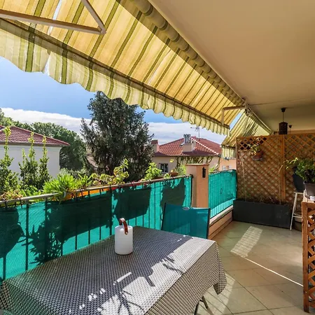 Grand 2 Pieces Et Belle Terrasse 니스